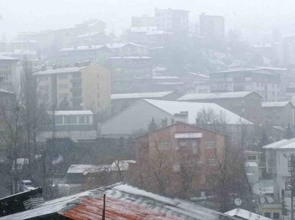 Karın ve sisin hakim olduğu kentte, yetkililerden uyarı