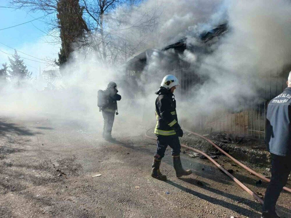 Müstakil evde çıkan yangında spot eşyalar kullanılamaz hale geldi