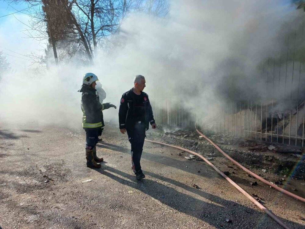 Müstakil evde çıkan yangında spot eşyalar kullanılamaz hale geldi