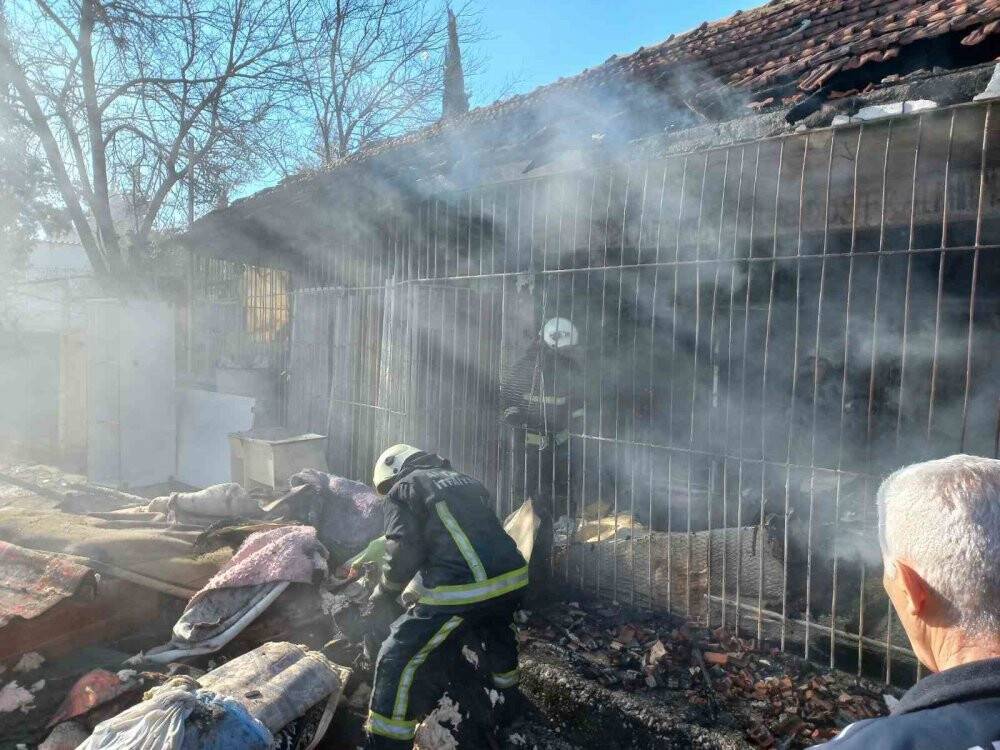 Müstakil evde çıkan yangında spot eşyalar kullanılamaz hale geldi