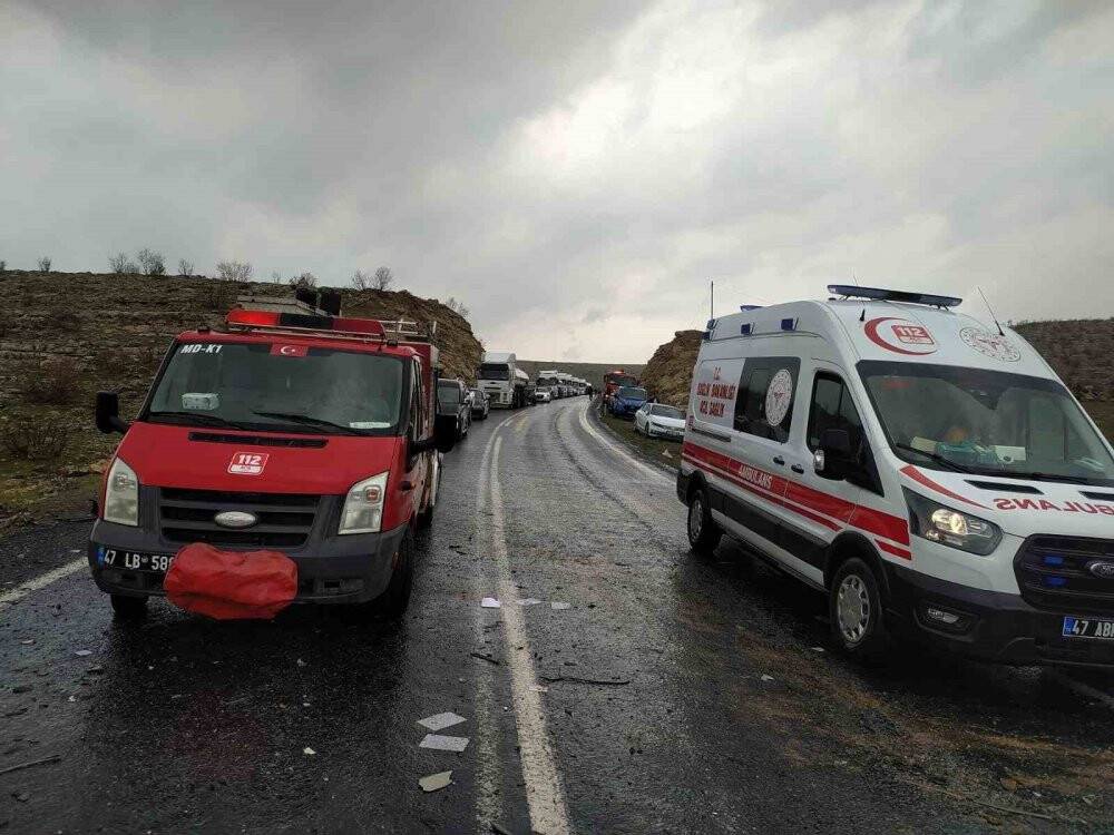 TIR ile pikap kafa kafaya çarpıştı: 1 ölü, 7 yaralı