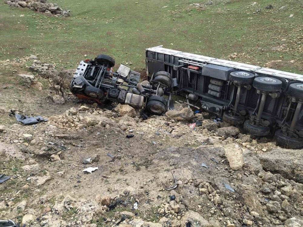 TIR ile pikap kafa kafaya çarpıştı: 1 ölü, 7 yaralı