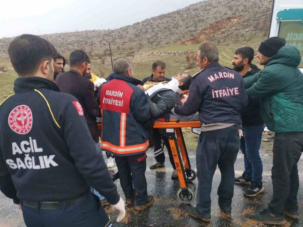 TIR ile pikap kafa kafaya çarpıştı: 1 ölü, 7 yaralı