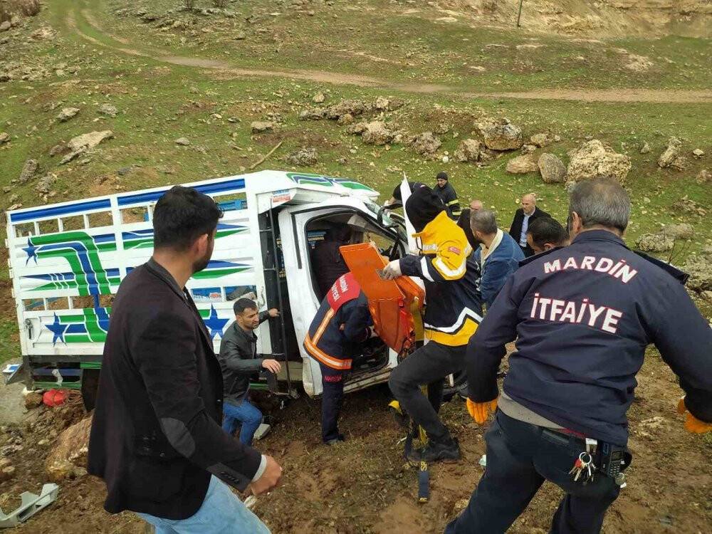 TIR ile pikap kafa kafaya çarpıştı: 1 ölü, 7 yaralı