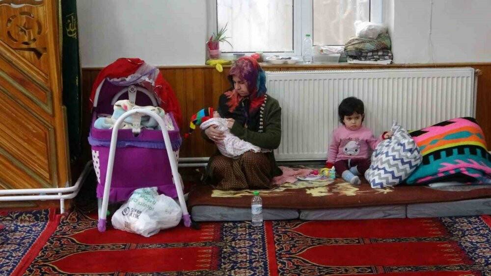 2 haftalık bebek deprem korkusu nedeniyle camide büyüyor