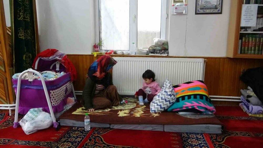 2 haftalık bebek deprem korkusu nedeniyle camide büyüyor