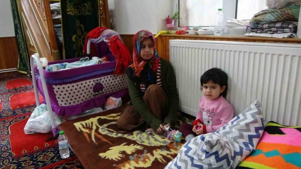 2 haftalık bebek deprem korkusu nedeniyle camide büyüyor