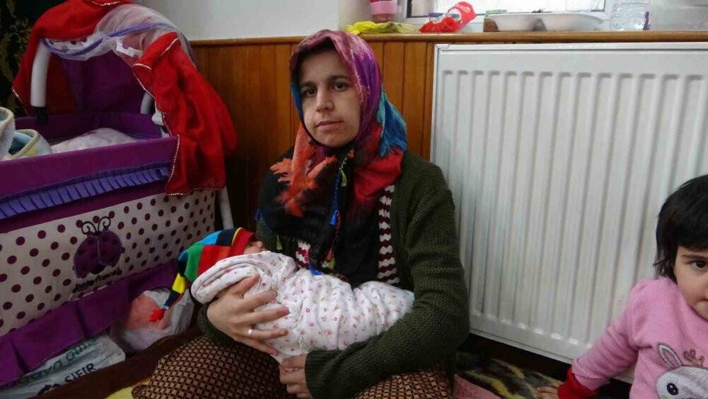 2 haftalık bebek deprem korkusu nedeniyle camide büyüyor