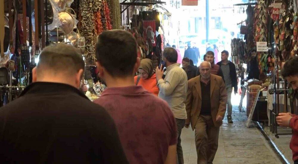 Deprem bölgesindeki esnaf kepenk açmaya başladı