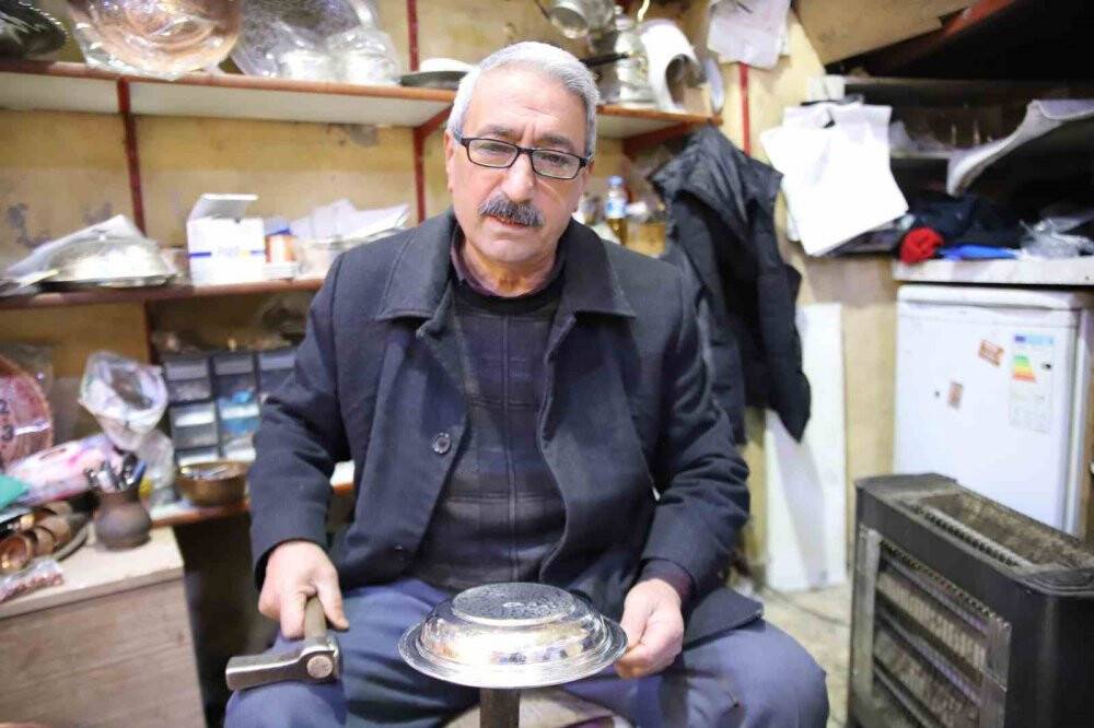 Deprem bölgesindeki esnaf kepenk açmaya başladı