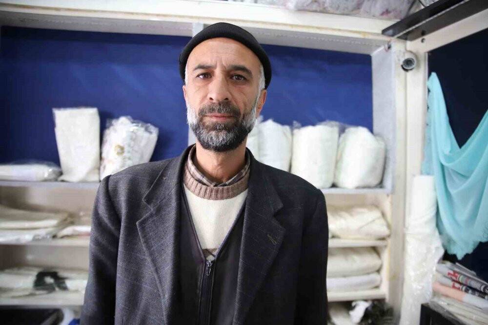 Deprem bölgesindeki esnaf kepenk açmaya başladı