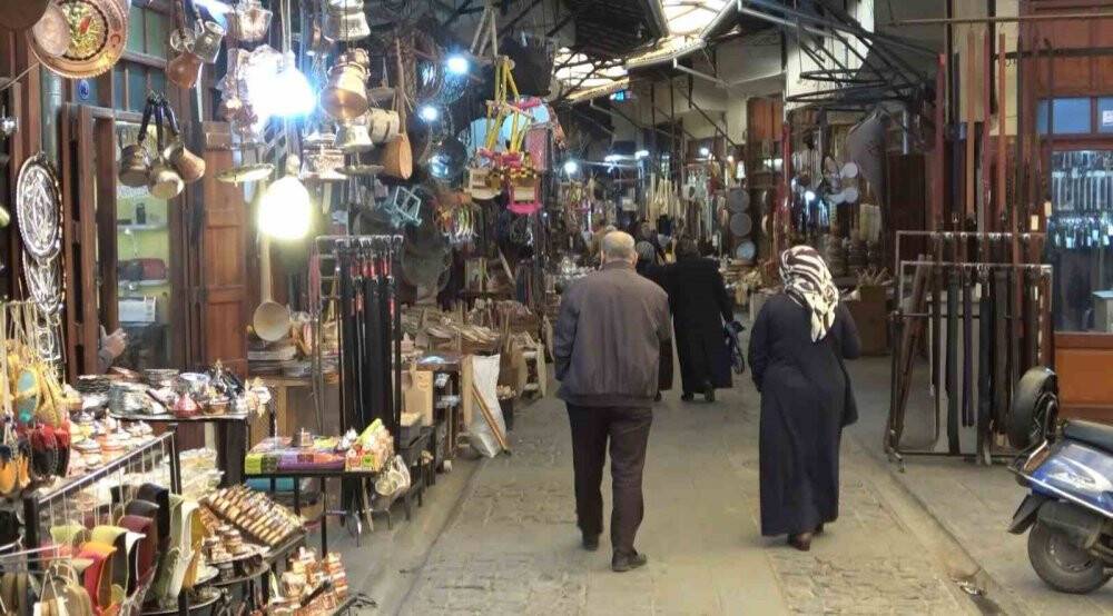 Deprem bölgesindeki esnaf kepenk açmaya başladı