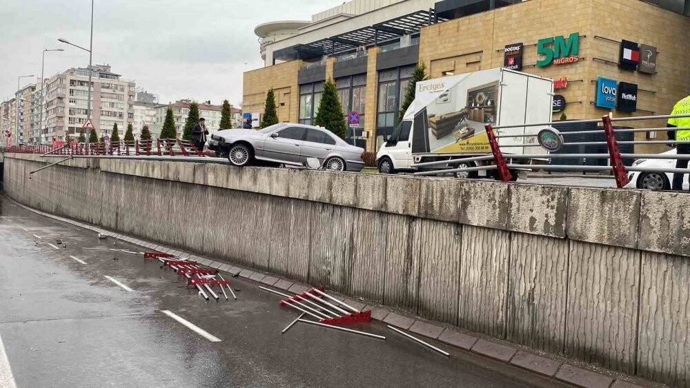 Otomobil köprüde asılı kaldı: 1 yaralı