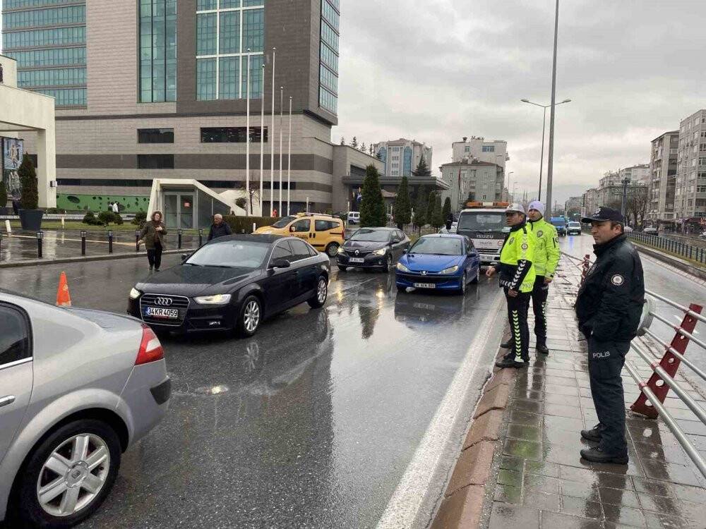 Otomobil köprüde asılı kaldı: 1 yaralı