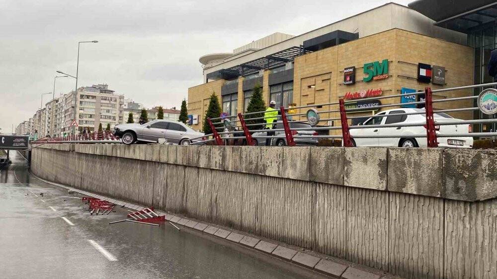 Otomobil köprüde asılı kaldı: 1 yaralı