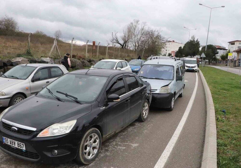 Samsun'da 4 aracın karıştığı zincirleme kaza