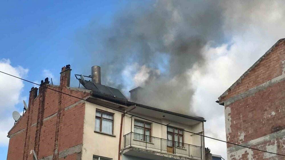 Binanın çatısı alev alev yandı