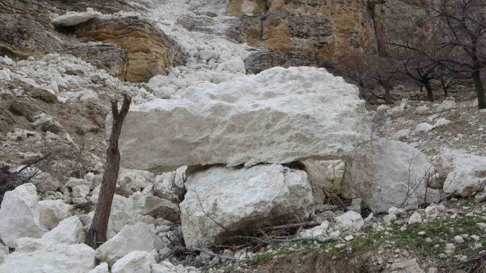 “Böyle bir şey görmedik, dağlar bölük bölük bölündü”