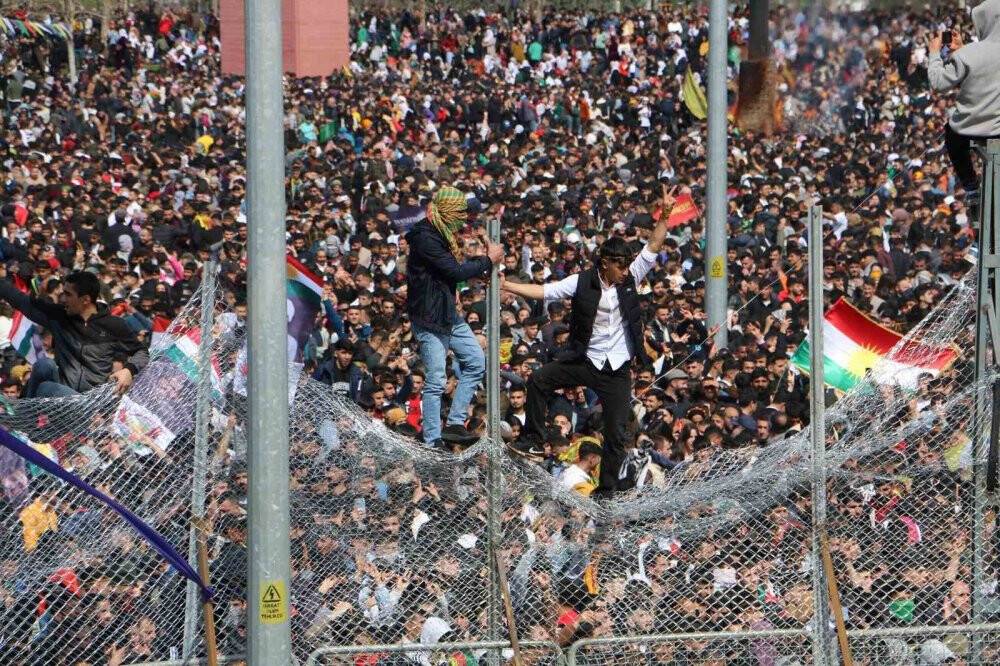 Diyarbakır’da terör yandaşları polise taş ve su şileleri fırlattı
