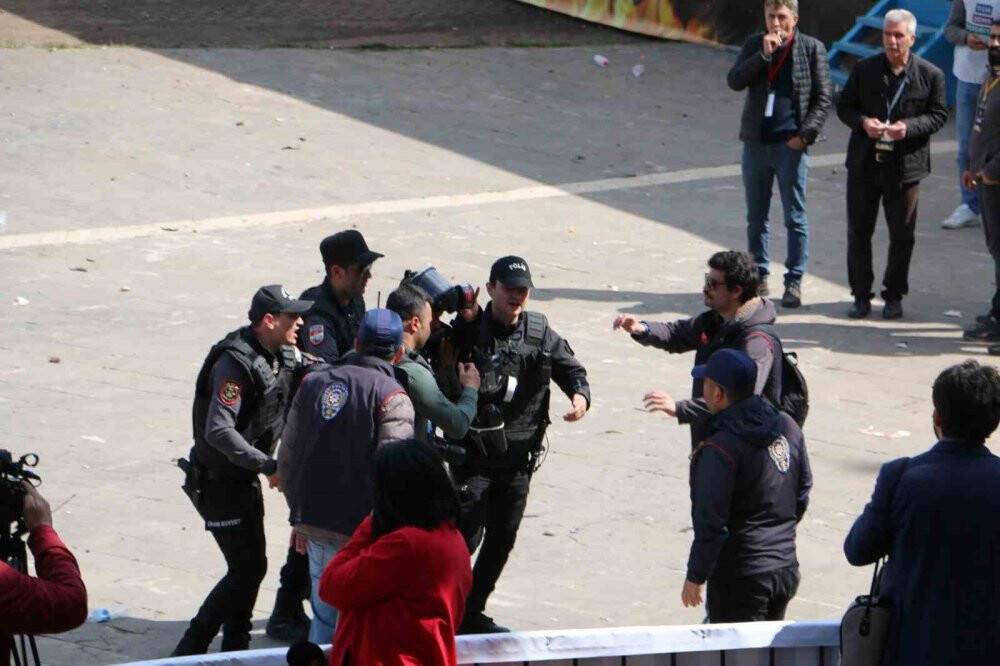 Diyarbakır’da terör yandaşları polise taş ve su şileleri fırlattı