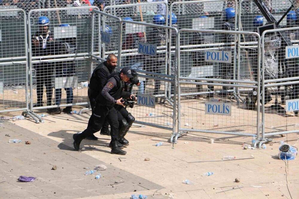 Diyarbakır’da terör yandaşları polise taş ve su şileleri fırlattı
