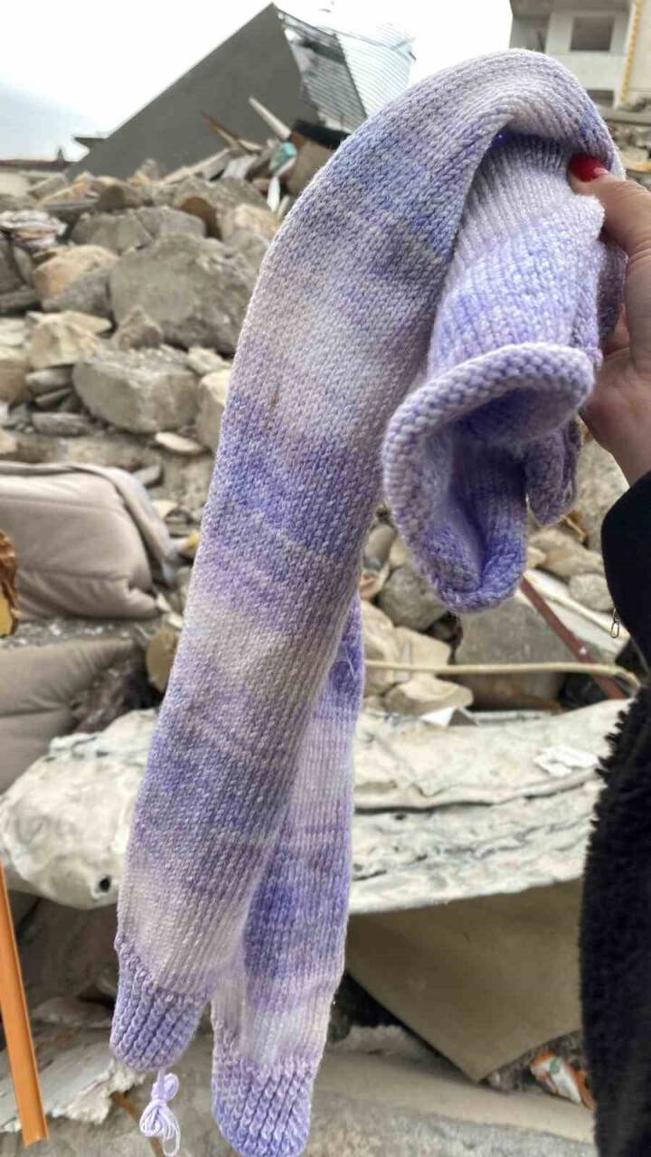 Enkazdan çıkan eşyalar yürekleri burktu