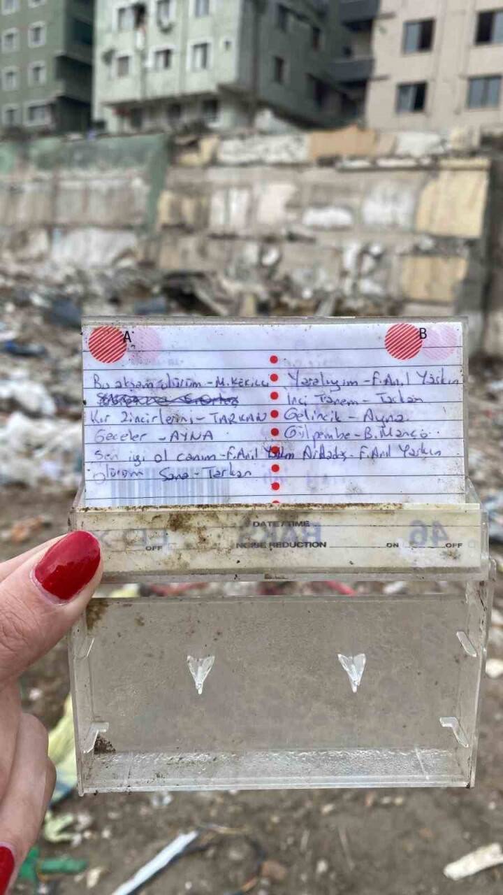 Enkazdan çıkan eşyalar yürekleri burktu