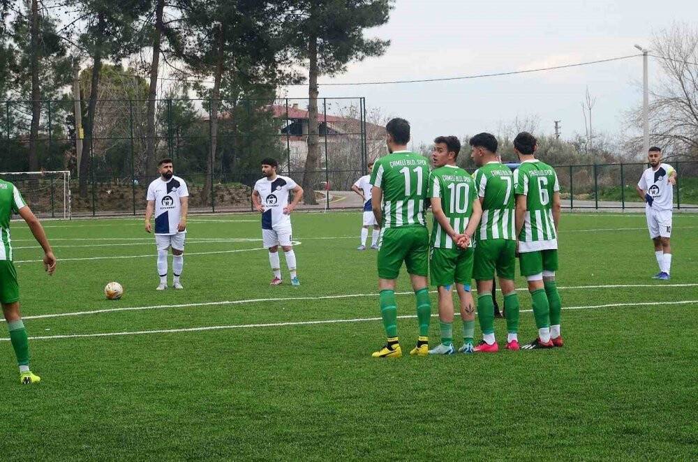 Hakem çift sarı kart gösterdiği futbolcuyu sahada unuttu