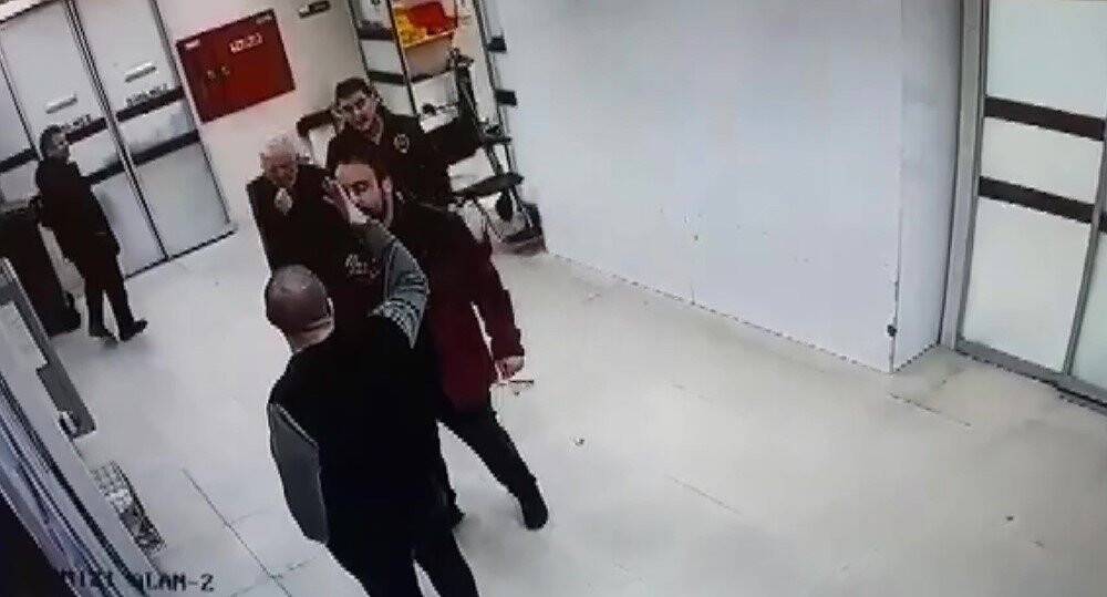 Hastanede kırmızı alana sokmayan güvenlikçiye darp