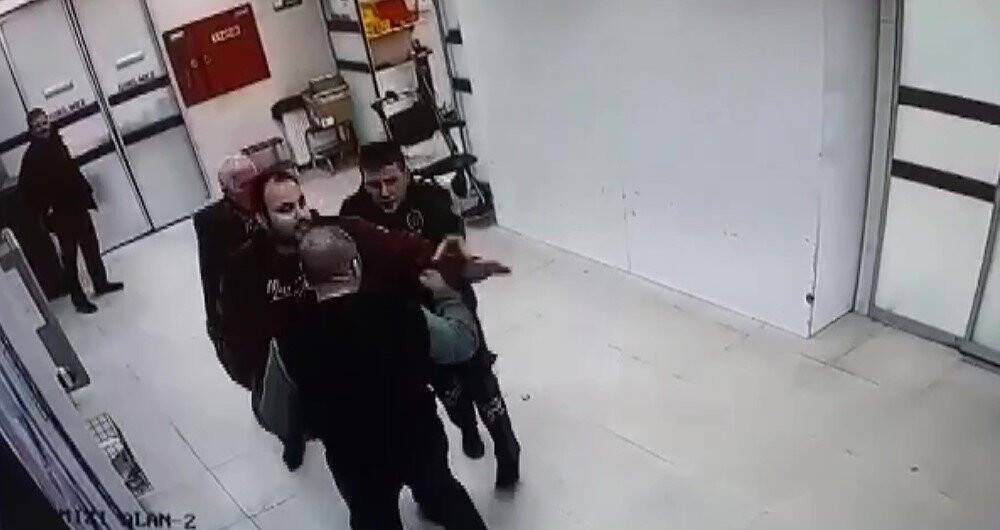Hastanede kırmızı alana sokmayan güvenlikçiye darp