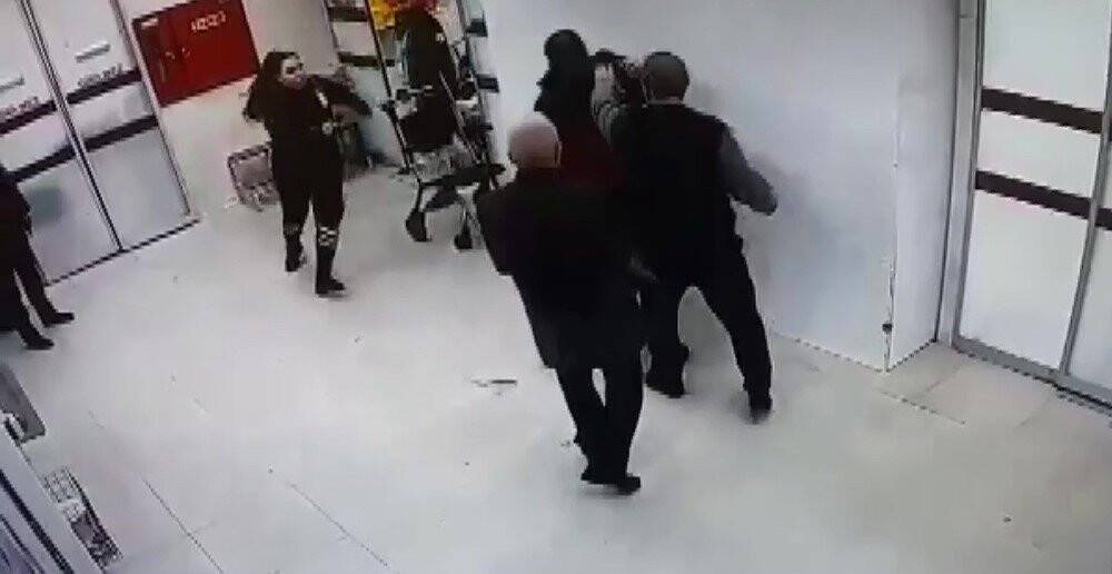 Hastanede kırmızı alana sokmayan güvenlikçiye darp