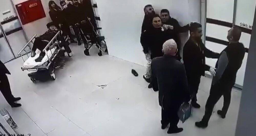 Hastanede kırmızı alana sokmayan güvenlikçiye darp