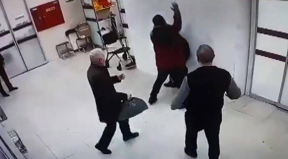 Hastanede kırmızı alana sokmayan güvenlikçiye darp