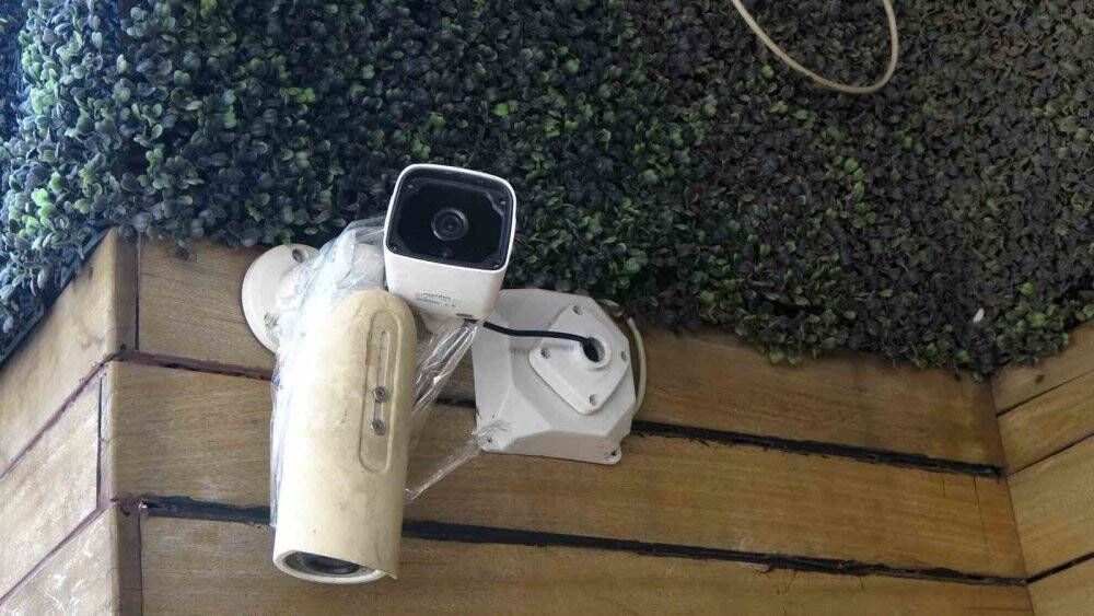 Önce masadaki yemeği yedi ardından kamerayı kırdı