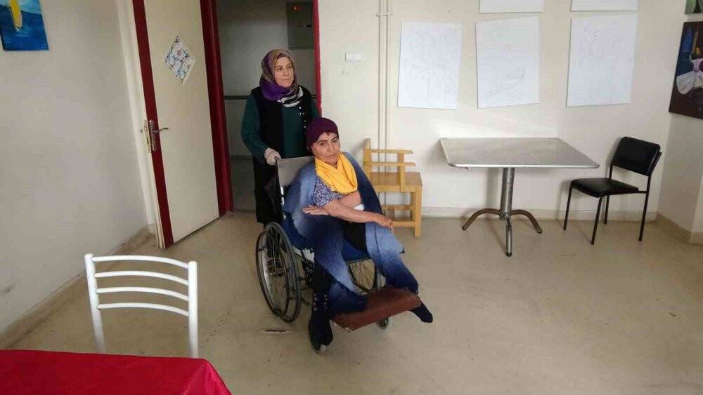 Ağzıyla depremzedeler için resim çiziyor