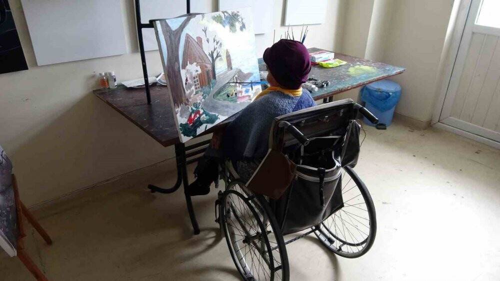 Ağzıyla depremzedeler için resim çiziyor