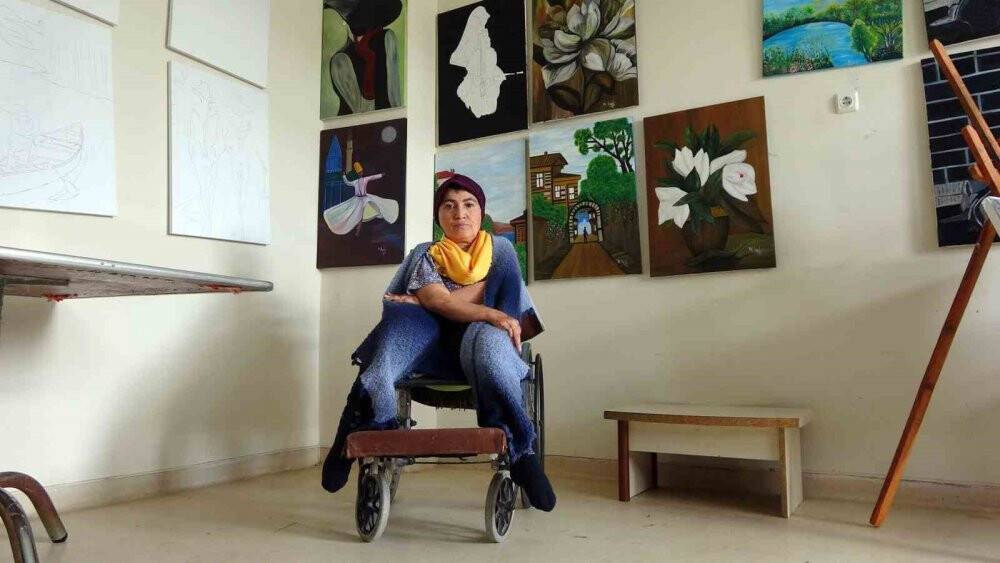 Ağzıyla depremzedeler için resim çiziyor