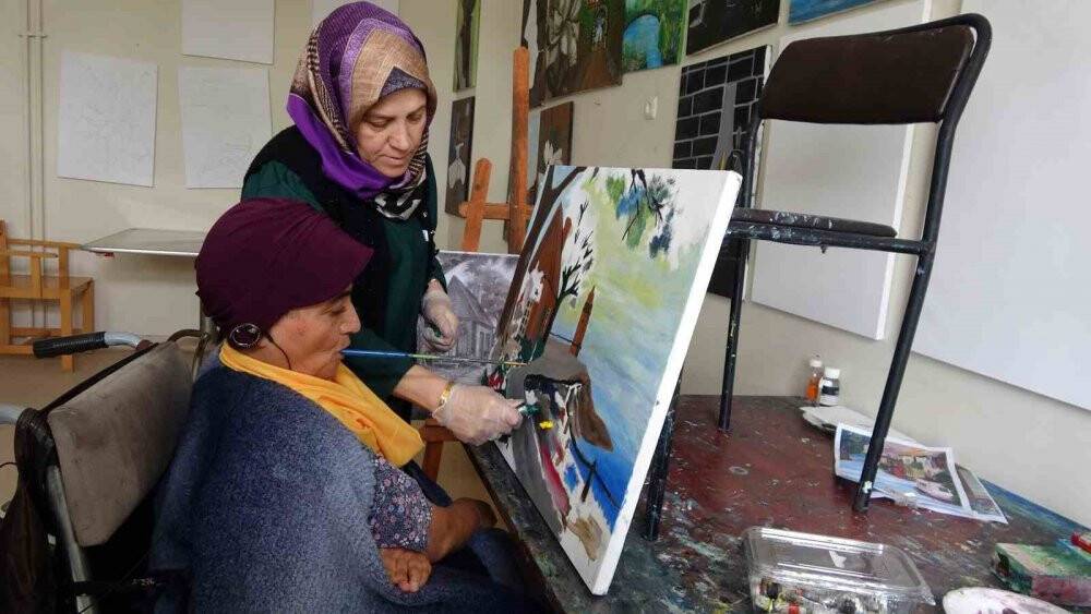 Ağzıyla depremzedeler için resim çiziyor