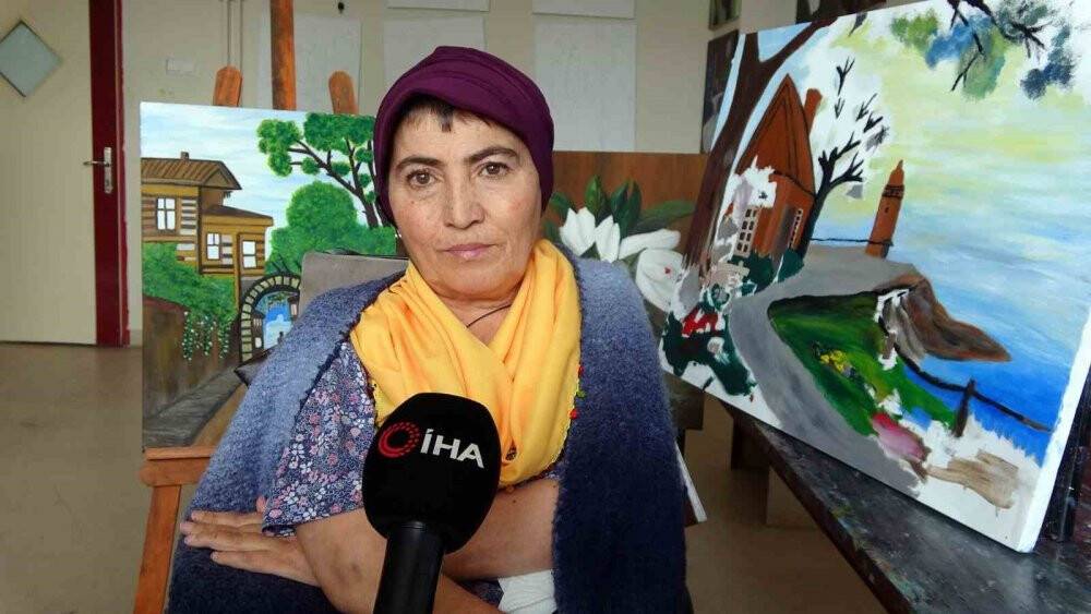 Ağzıyla depremzedeler için resim çiziyor