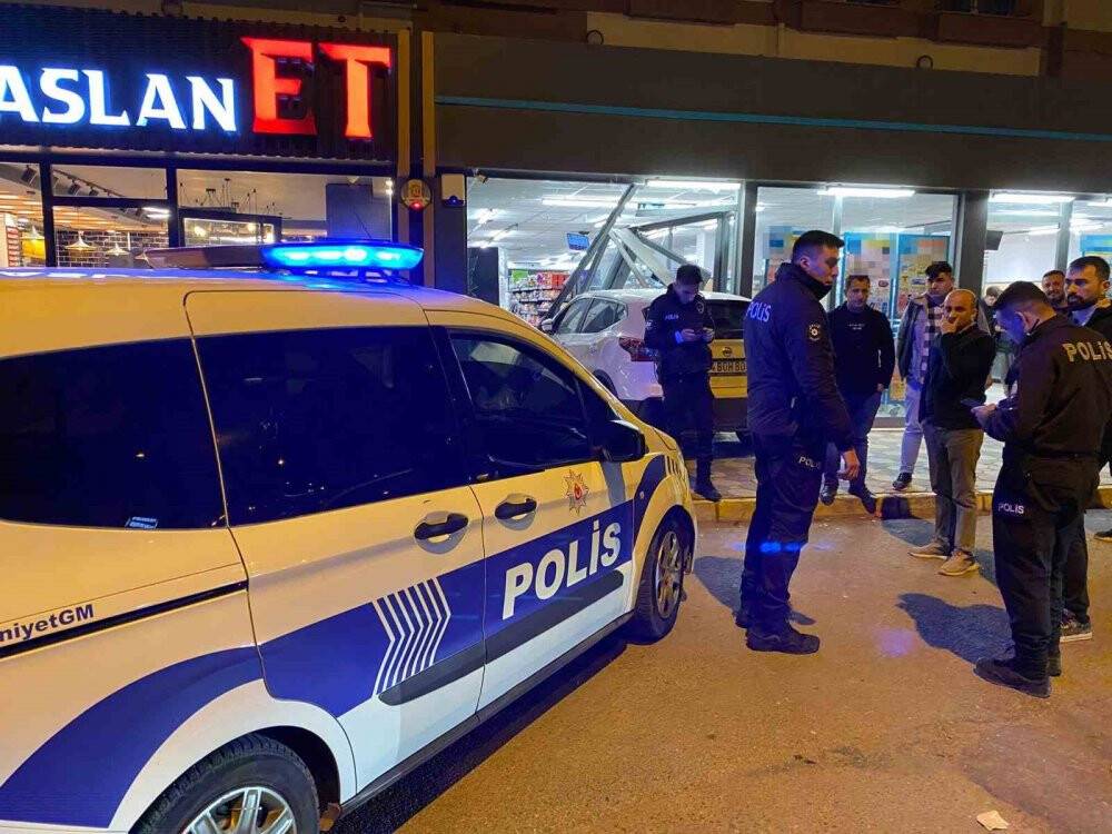 Fren yerine gaza basınca markete daldı