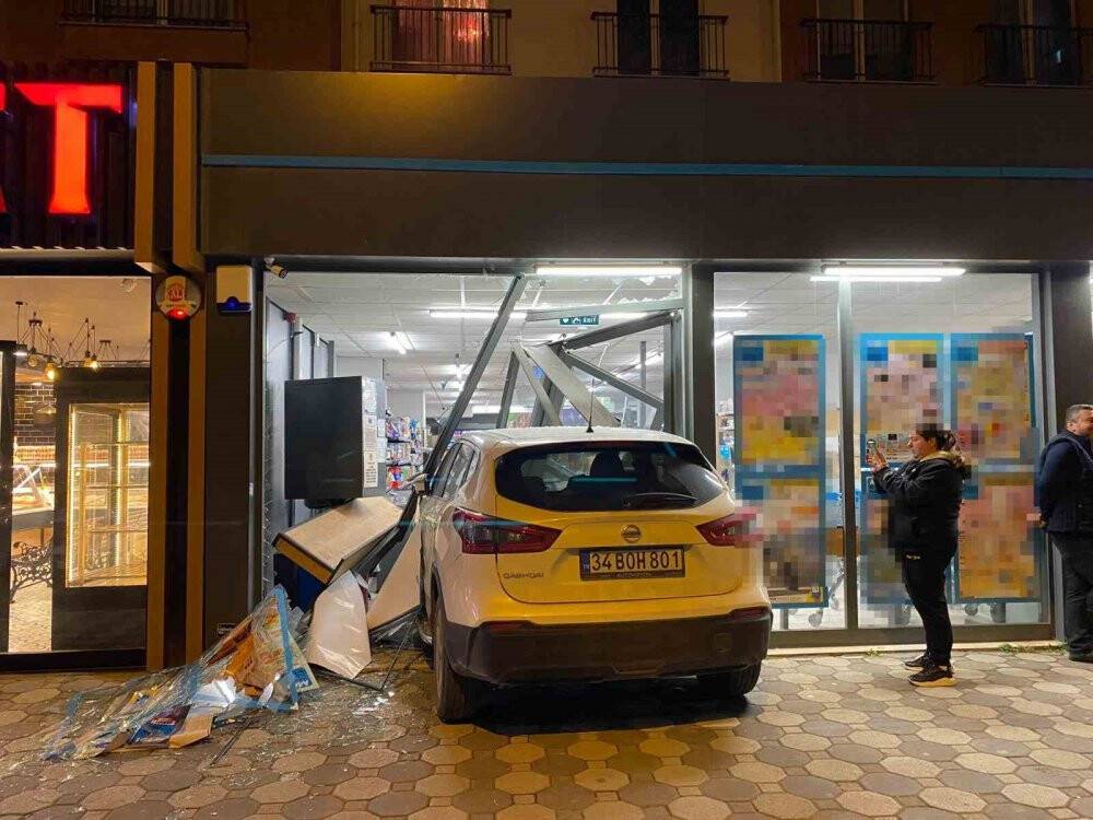 Fren yerine gaza basınca markete daldı