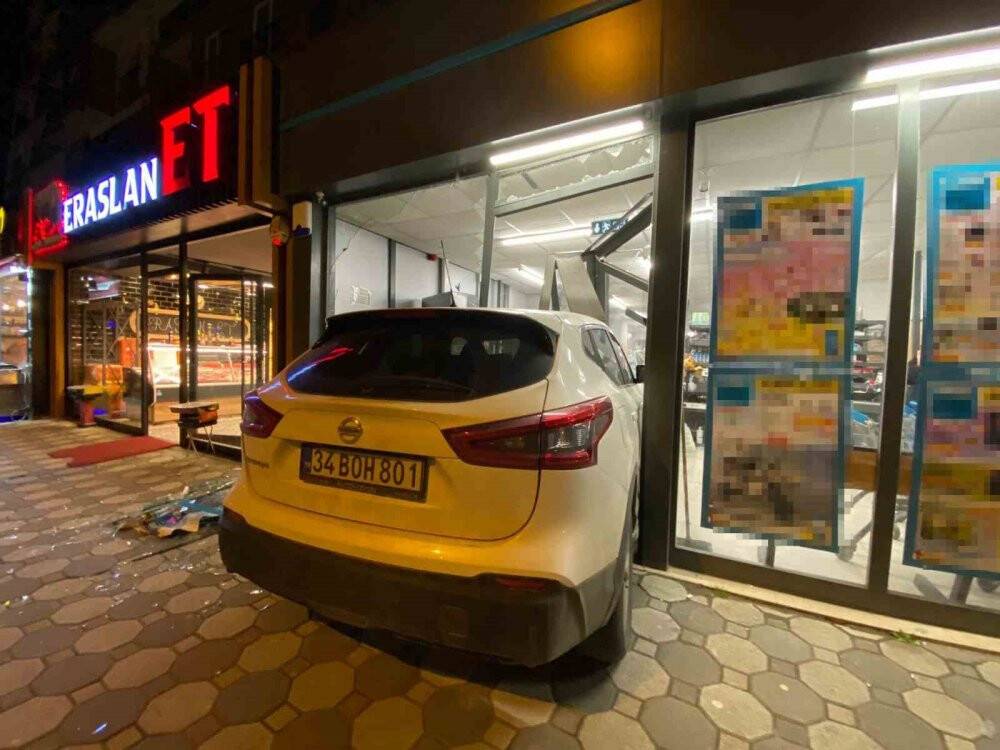 Fren yerine gaza basınca markete daldı