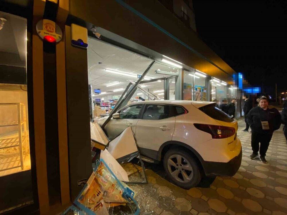 Fren yerine gaza basınca markete daldı