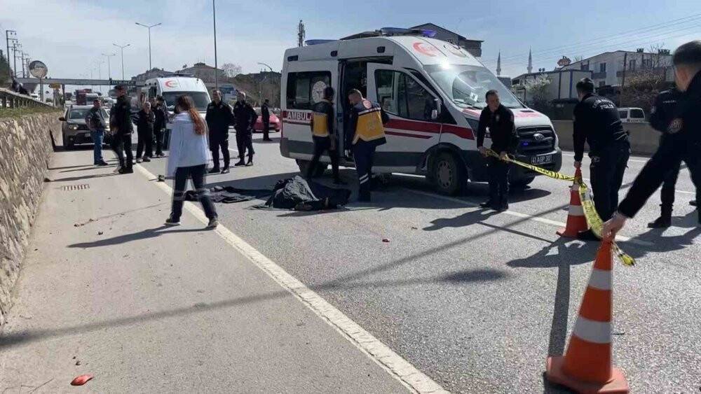 Motosikletin tırın altına girdiği anlar kamerada