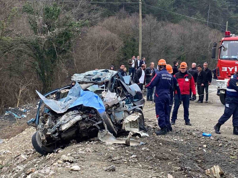 Otomobil kamyona ok gibi saplandı