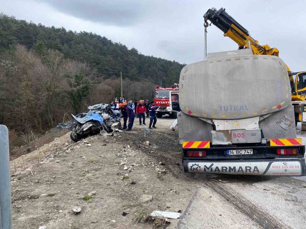 Otomobil kamyona ok gibi saplandı