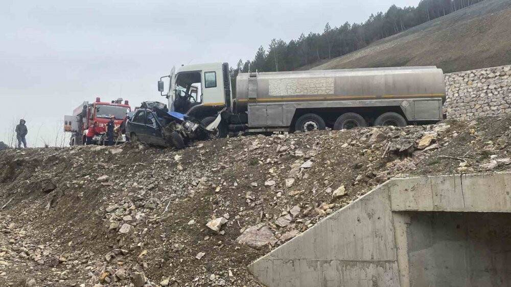 Otomobil kamyona ok gibi saplandı