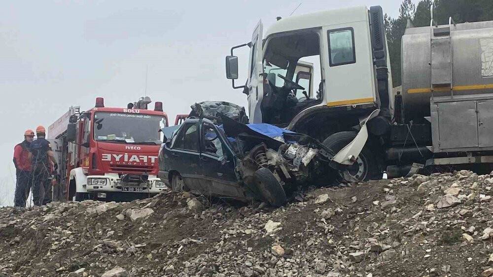 Otomobil kamyona ok gibi saplandı