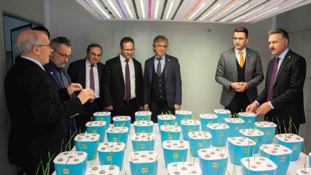 Rektör Aksoy, Ziraat Fakültesi laboratuvarlarında incelemelerde bulundu