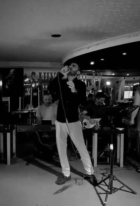 Sahnede türkü söylerken kendi ölüm haberini aldı